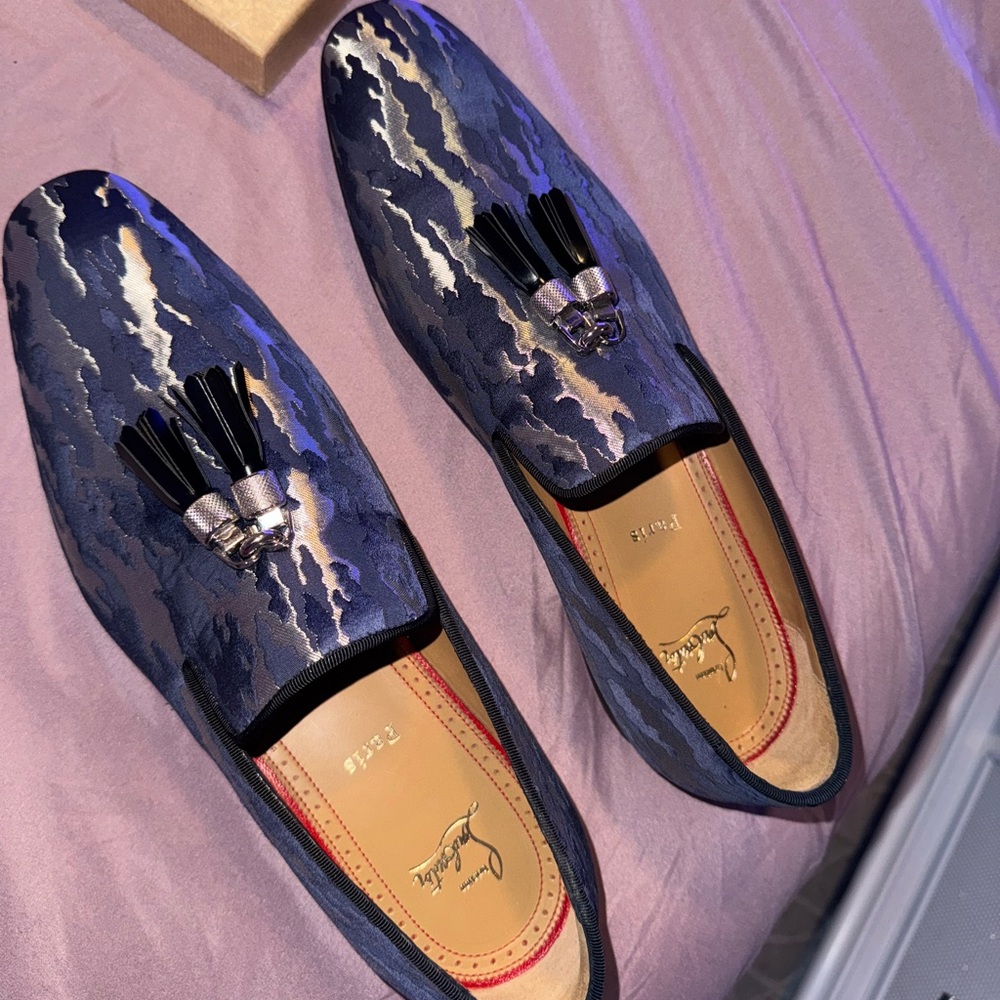 CHRISTIAN LOUBOUTIN RIVALION CAMO JACQUARD
TASSEL LOAFE
BLUE/SILVER
Size44(10.5)